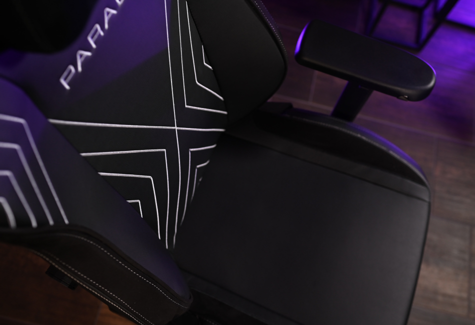 Verstellbarer Lordosenbereich und flache Seitenwangen